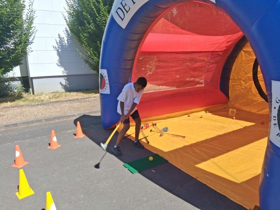 GOLFEUR EN HERBE